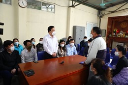 Thăm hỏi gia đình có nạn nhân tử vong trong vụ cháy tại Kim Liên, Hà Nội