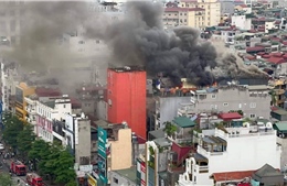 Dập tắt đám cháy lớn tại phường Thổ Quan, Hà Nội