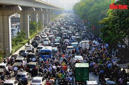 Ngày đầu tiên đi làm sau kỳ nghỉ lễ: Giao thông Hà Nội ùn tắc kéo dài trên nhiều tuyến phố