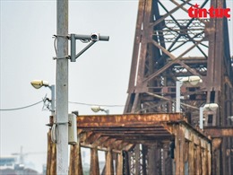 Gắn &#39;mắt thần&#39; và dải phân cách mềm bảo vệ cây cầu 120 năm tuổi ở Hà Nội