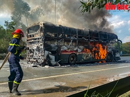 Hà Nội: Xe khách 2 tầng cháy rụi trên đại lộ Thăng Long, 40 hành khách thoát nạn