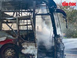 Bắc Giang: Xe đưa đón công nhân bất ngờ cháy rụi