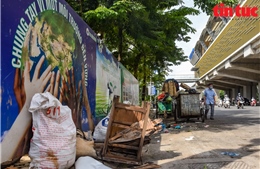 Hà Nội: Hàng rong, rác thải tập kết bừa bãi, xe &#39;vô tư&#39; đi ngược chiều trên đường Nguyễn Trãi