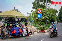 Đường đi bộ ven sông Tô Lịch thành nơi bán trà đá, tập kết hàng rong, rác thải