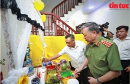 Bộ trưởng Bộ Công an thăm, động viên gia đình các chiến sỹ hy sinh khi làm nhiệm vụ