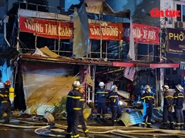 Hà Nội: Sau tiếng nổ lớn, cửa hàng sửa xe máy bốc cháy dữ dội, nhiều người đi cấp cứu