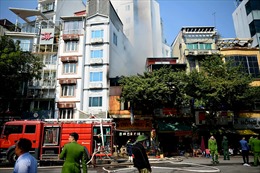 Khẩn trương dập tắt đám cháy trên phố cổ Hà Nội