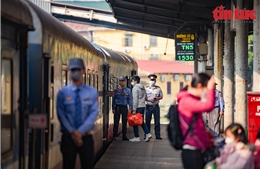 Ấm áp những chuyến tàu cuối năm rời ga Hà Nội