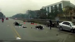 Hà Nội: Ô tô mất lái đâm 5 xe máy khiến 3 người nhập viện