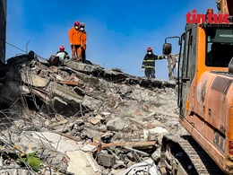 Động đất tại Thổ Nhĩ Kỳ: Đang cắt phá bê tông, gấp rút đưa 3 nạn nhân khỏi đống đổ nát
