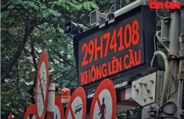 Cận cảnh biển báo thông minh tại các &#39;điểm đen&#39; giao thông ở Hà Nội