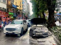 Hà Nội: Xác định nguyên nhân cháy xe Audi trên đường Láng