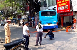 Phong toả đường Đội Cấn (Hà Nội) vì xe buýt mất lái đâm vào hàng bún chả
