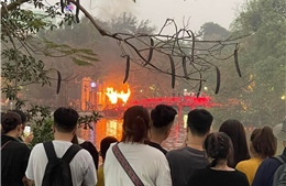 Hà Nội: Khống chế thành công ngọn lửa, không để cháy lan sang cầu Thê Húc