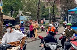 CSGT tóm gọn đối tượng nữ táo tợn cướp giật điện thoại ở Hà Nội