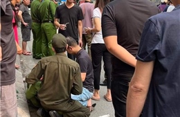 Hà Nội: Điều tra vụ công an phường bị lái xe ô tô hất văng lên nắp capo