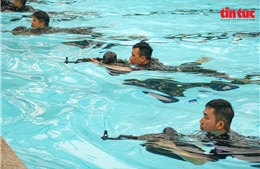 Ấn tượng với mô hình đào tạo bơi vũ trang, bắn súng của Học viện Cảnh sát nhân dân