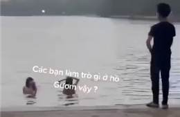 Hai người tắm dưới hồ Hoàn Kiếm là nam giới