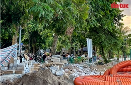 Hà Nội: Vườn hoa hồ Thạch Bàn chưa cải tạo xong đã bị hàng quán bủa vây