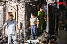Thủ tướng thị sát hiện trường và thăm hỏi sức khỏe nạn nhân trong vụ cháy chung cư mini ở quận Thanh Xuân
