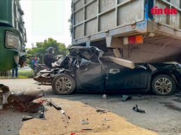 Va chạm liên hoàn trên tỉnh lộ 429B, ô tô con chui vào gầm xe tải, một người tử vong