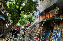 Dập tắt đám cháy tại quán cà phê trên phố cổ Hà Nội