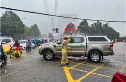 Cảnh sát giao thông hướng dẫn người dân di chuyển an toàn trong mưa giông