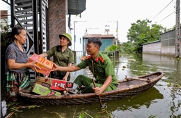 Công an TP Hà Nội hỗ trợ người dân vùng ngập lụt