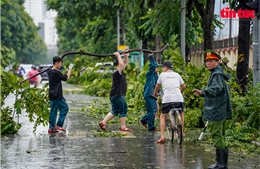 Công an, Quân đội chung tay mở đường giao thông cho người dân sau bão Yagi