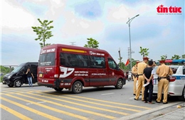 Cảnh sát giao thông Hà Nội xử phạt hàng trăm xe vận tải khách vi phạm luật giao thông