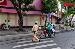 Hà Nội xử phạt nặng hàng loạt lái xe máy leo vỉa hè giờ cao điểm