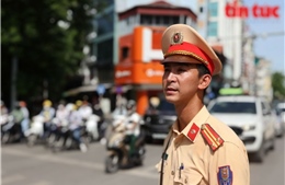 Trật tự giao thông Hà Nội vẫn thông suốt nhờ Cảnh sát giao thông &#39;gác nắng&#39;