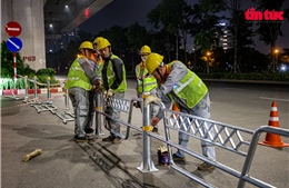 Hà Nội xuyên đêm dựng rào phân làn cứng tách riêng ô tô - xe máy
