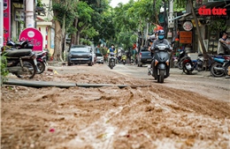 Hà Nội: Người dân khốn khổ vì ‘bẫy bùn’ trên đường Thanh Bình