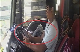 Lên án hành vi lái xe trên cao tốc vẫn rảnh tay lướt tiktok