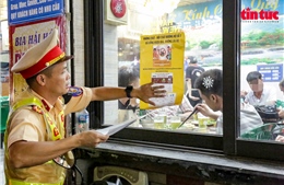 Công an Hà Nội tuyên truyền nồng độ cồn ngay từ quán nhậu