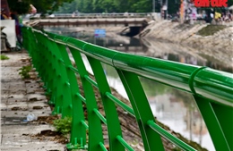 Hà Nội thay thế lan can rỉ sét bên bờ sông Kim Ngưu