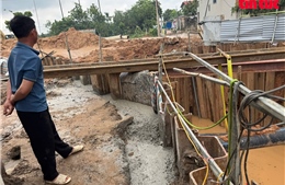 Hà Nội: Thi công kênh dẫn nước khiến đường bị sụt lún