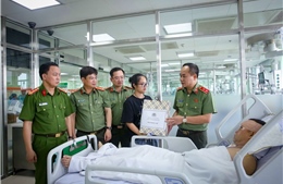 Giám đốc Công an Hà Nội thăm hỏi cán bộ bị thương khi bảo vệ an ninh cho sự kiện A80
