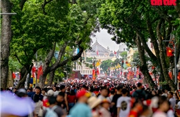 Phố đi bộ Hồ Gươm rợp cờ hoa, rợp người trong ngày nghỉ lễ 1/9