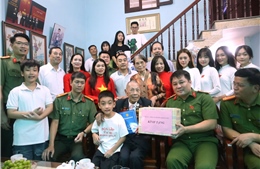 Cựu chiến binh xúc động khi được Công an Hà Nội hỗ trợ tham dự A80