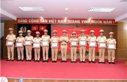Khen thưởng lực lượng Cảnh sát giao thông tăng cường phục vụ A80
