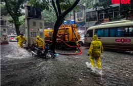 Công nhân thoát nước Hà Nội căng mình ứng trực tại 82 điểm ngập úng trong bão số 10