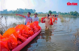 Công an Hà Nội giúp dân xã Trung Giã khắc phục hậu quả bão số 11
