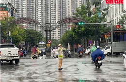Cảnh sát giao thông Hà Nội &#39;căng mình&#39; toàn tuyến hỗ trợ người dân trong mưa ngập