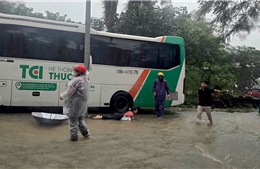 Phát hiện điểm rò điện khiến nhiều người bị giật trong mưa ngập