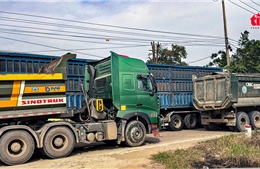 Giao thông Hà Nội &#39;oằn mình&#39; vì xe quá khổ, quá tải