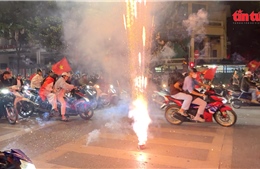 Giao thông Hà Nội 'đứng hình' vì pháo hoa bắn giữa ngã tư sau chiến thắng U22 Việt Nam