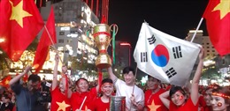 Cờ đỏ sao vàng, cờ Hàn Quốc và Cúp vàng đã giương cao sau trận hoà 2-2 với Malaysia