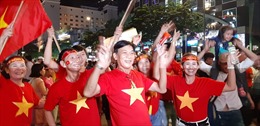 Hò reo, vẫy cờ Việt Nam và Hàn Quốc ăn mừng chiến thắng của đội tuyển Việt Nam